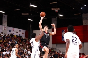 贝弗利谈杨瀚森：他不需要会说英语 把球给他看他扣就行