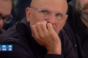 大比分落后！克莱与主帅基德场边呆坐 显得非常不开心