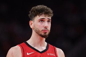 游刃有余！申京11中6拿到16分9板3助1断1帽 正负值+30