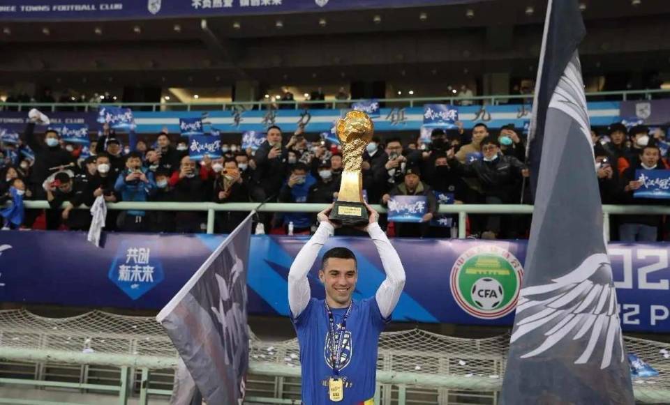 开云注册-时隔2年半回归？32岁冠军级前腰重返中超！与意甲队解约 下家浮现