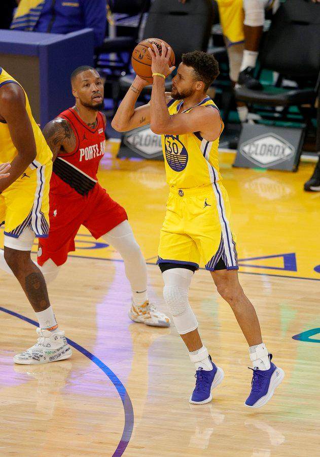 开云平台-库里疯狂砍分不忘防守：最佳防守阵容给我投一票？